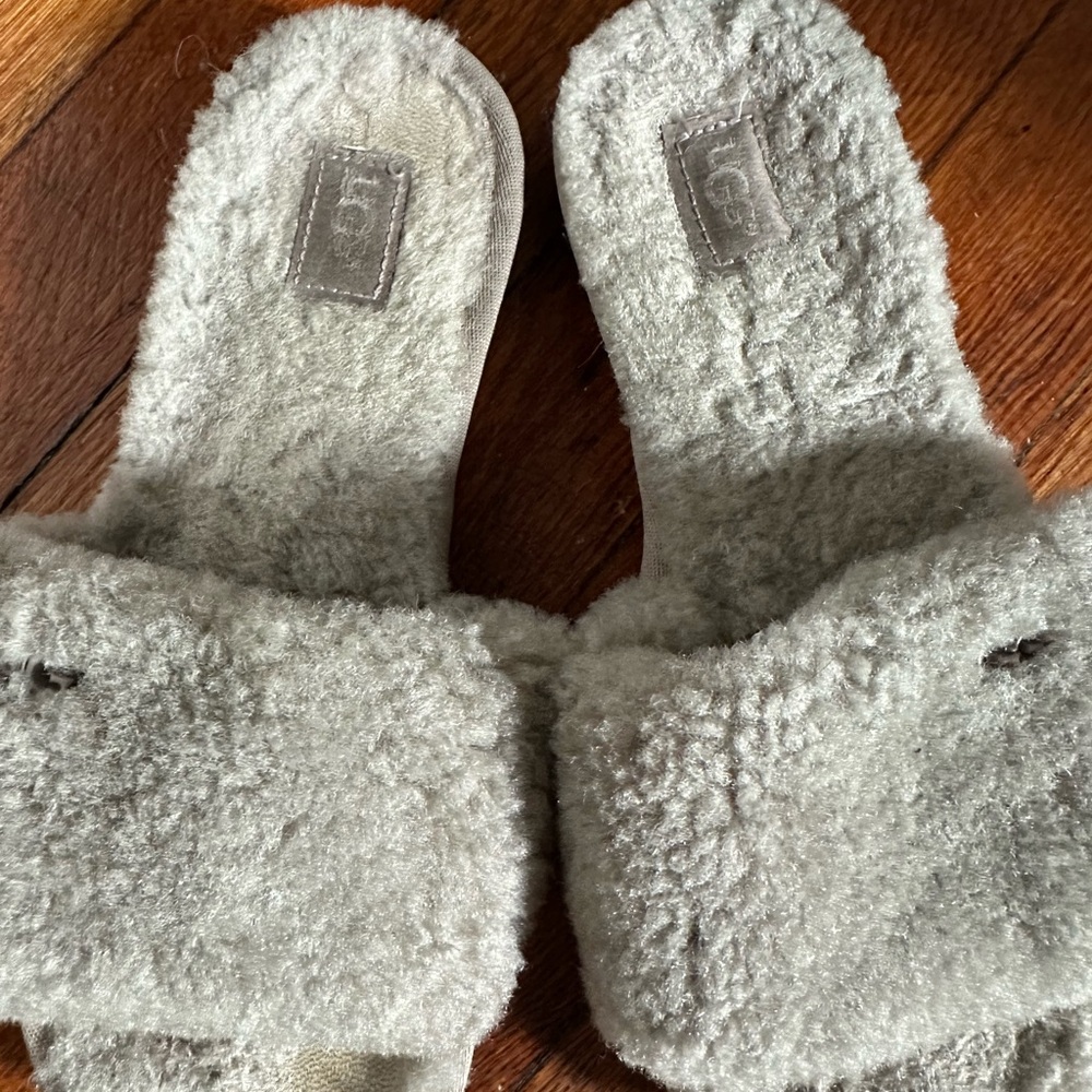 Ugg Slipper - image 3